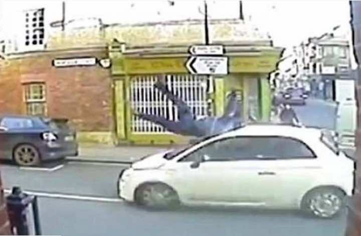 حادث سير مروّع.. طار في الهواء لكنه نجا من الموت - فيديو