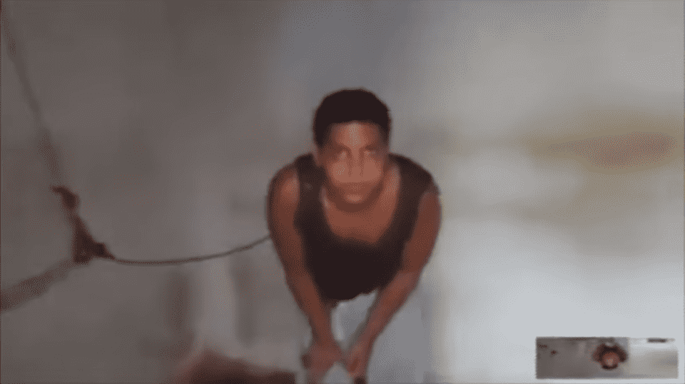 مؤلم.. شاب مقيّد بحبل غسيل في غرفة مظلمة منذ 10 سنوات - فيديو