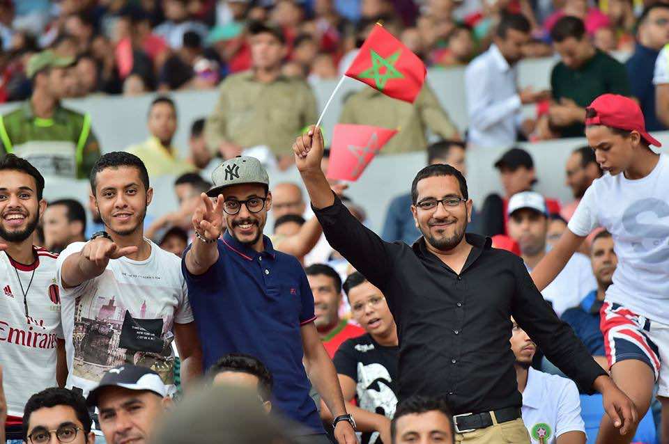 الأعلام الحمراء تغطي "دونور"...مشاهد حماسية في انتظار الفرحة الكبرى- ألبوم صور