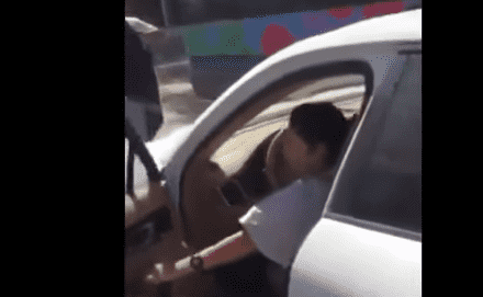 "بنت فشوش" عمرها 12 سنة  تقود سيارة "بورش" بتهور في البيضاء - فيديو