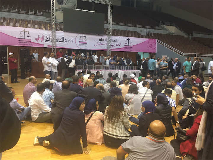 مؤتمر "الاستقلال".. تعثر انتخاب اللجنة التنفيذية وفوضى وشعارات تعم المركب