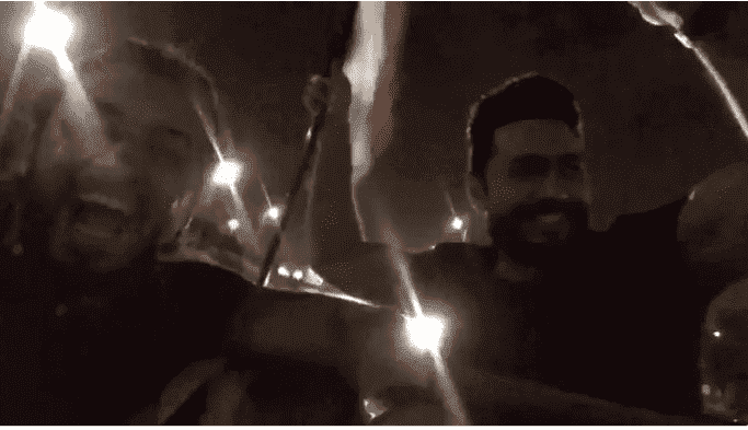 جنون تامر حسني بعد فوز منتخب مصر - فيديو/صور