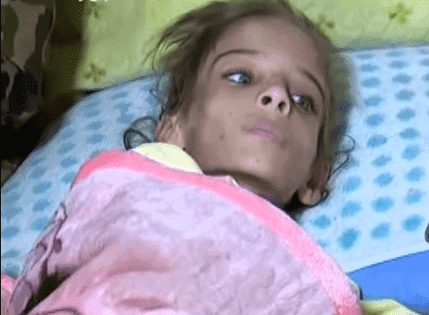 طفلة تتعرض للتعذيب والضرب بالمطرقة من قبل والدتها - فيديو
