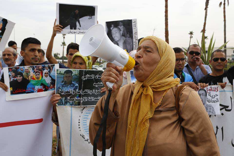 متضامنون مع معتقلي الريف يرفعون صوت "الحرية" أمام سجن عكاشة -فيديو-