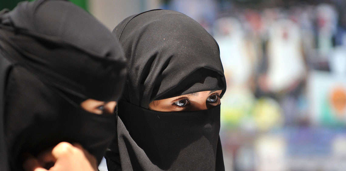 القبض على طالبتين بسبب عملات نقدية مزورة