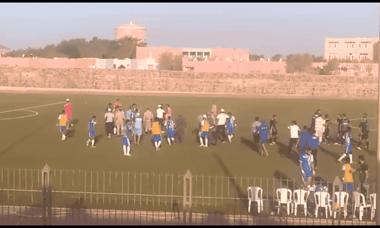 خطير..اعتداءات بالسيوف تطال لاعبين في نهاية مباراة كروية بآسا