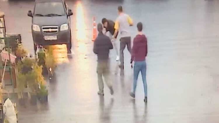 بسبب غضبه من قصة شعره.. رجل يقتل حلاقاً!-فيديو