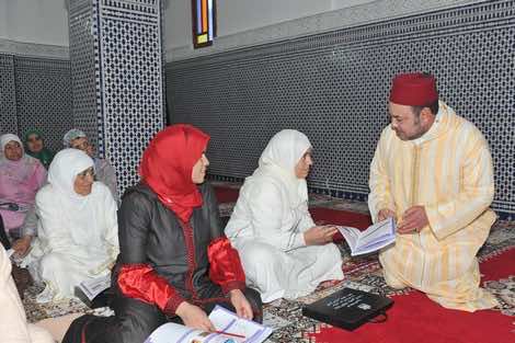 الملك يسلم جائزة محمد السادس للمتفوقات في برنامج محاربة الأمية بالمساجد