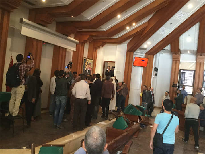 بعد تجدد أعمال العنف..مجلس الرباط يوقف أشغاله ويهرب العمدة من القاعة