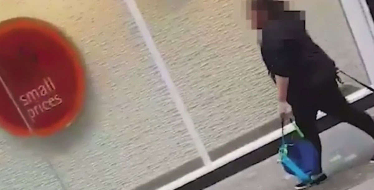صادم.. امرأة تجر طفلا بحبل في الشارع العام - فيديو