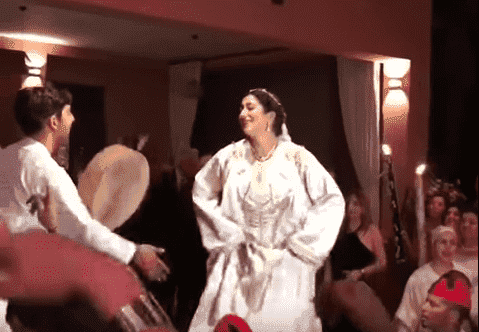 الممثلة المغربية فاطم العياشي ترقص فوق العمارية وزوجها يضرب "البندير" - فيديو