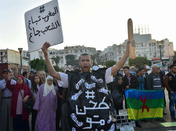 في ذكرى وفاة فكري..نشطاء يرفعون شعارات الريف في البيضاء- صور