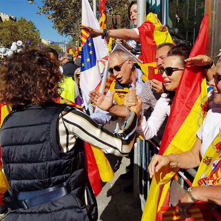 الآلاف يحتشدون في شوارع برشلونة دعما للوحدة والتعايش- فيديو وصور