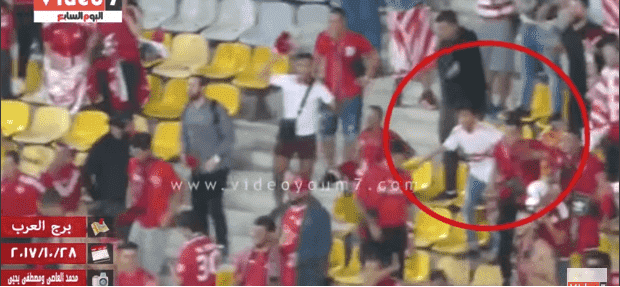 مشجع "زملكاوي" يحتفل مع جماهير الوداد من قلب ملعب برج العرب-فيديو