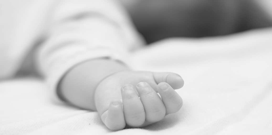 مواطن يقتل طفلته بعد رفض المحكمة طلب لجوئه