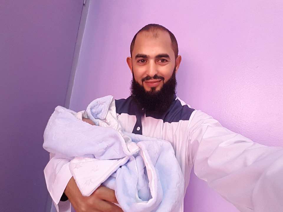 الداعية بنعبد السلام يرزق بمولود ذكر ويقبل الكرسي والحائط والهاتف فرحا-صورة