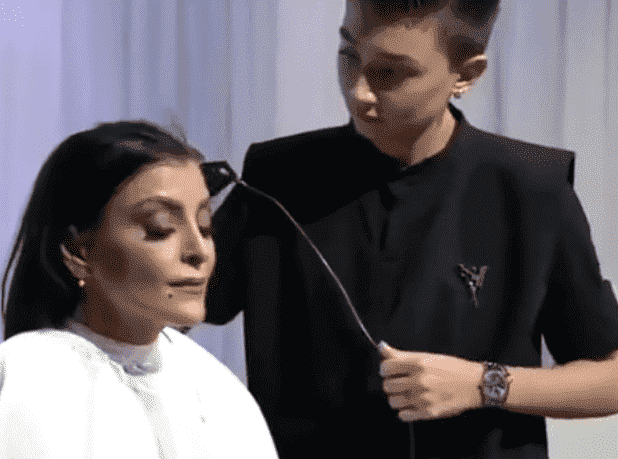 إعلامية عربية تحلق شعر رأسها على الهواء بطريقة مؤثرة - فيديو