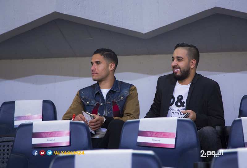 حارس الأسود وصديق رونالدو يتابعان قمة الوداد من مدرجات"دونور"-صور