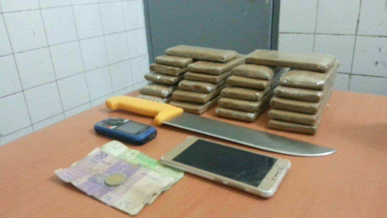 حجز سكين" 17" ومخدرات وأقراص مهلوسة في أكادير - صورة