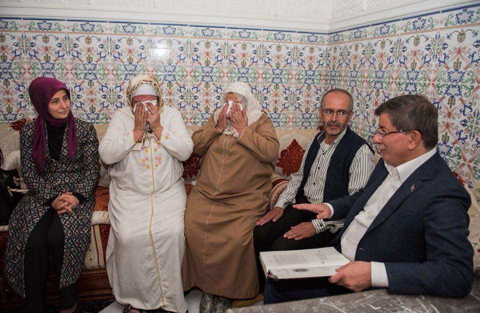 رئيس الوزراء التركي السابق يزور عائلة الشهيد ميدرون في طنجة - صور-
