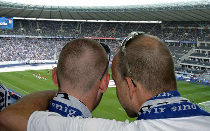 أول لاعب يعلن مثليته الجنسية يعتزل اللعب.صور