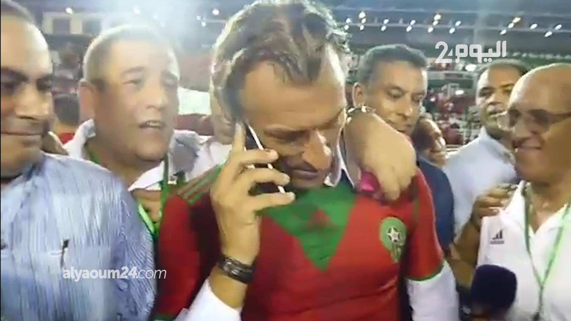 لحظة تلقي رونار اتصالا من الملك محمد السادس بعد الفوز- فيديو