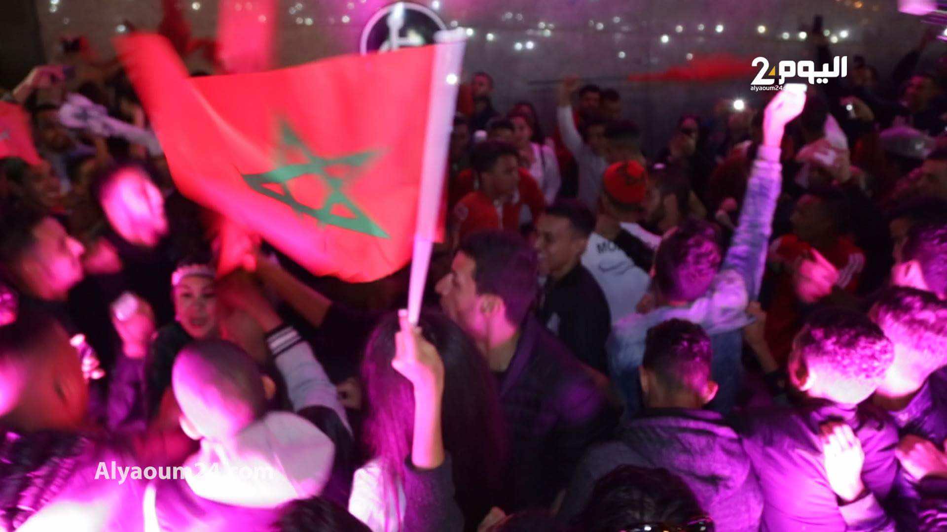 الآلاف في شوارع الرباط احتفالا بالمنتخب.. موعدنا روسيا -فيديو