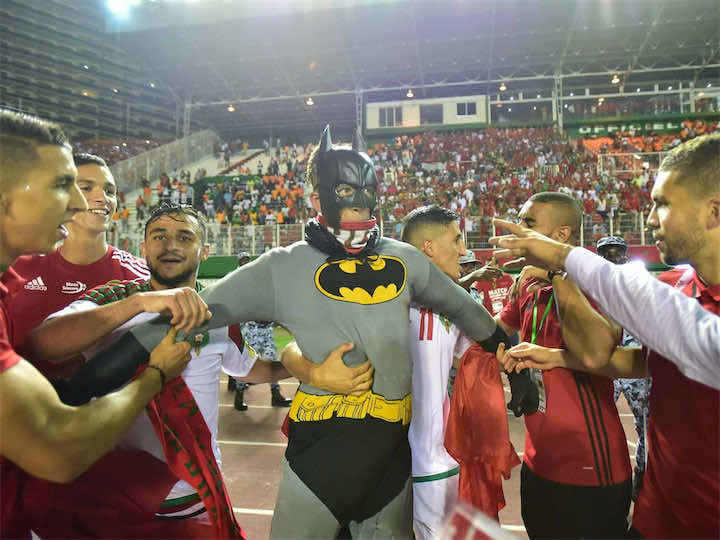باطمان" مشجع فوق العادة..أبهر الايفواريين ودافع عنه لاعبو المنتخب