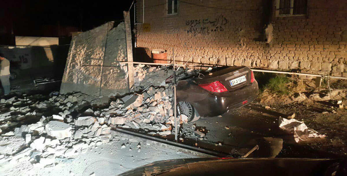 مشاهد مؤلمة لعائلة عراقية باغتها الزلزال وهي تحتفل بعيد ميلاد طفلة صغيرة - فيديو