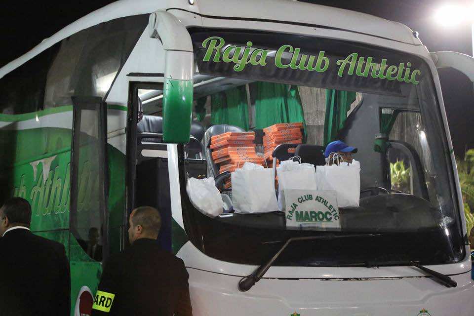 "بيتزا" للاعبي الرجاء بعد التتويج بلقب كأس العرش