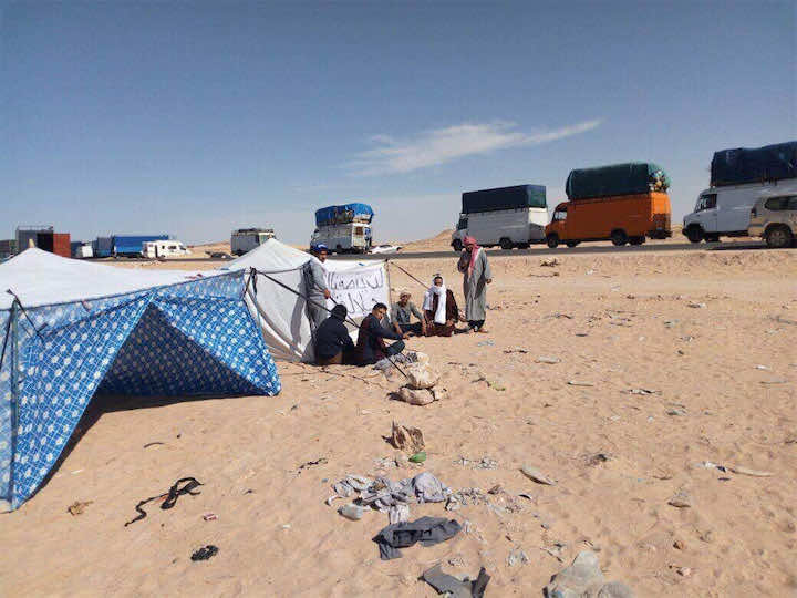 تجار مغاربة يدخلون في احتجاج مفتوح في "قندهار" – صور وفيديو