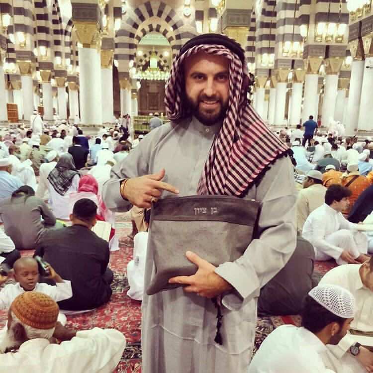 "اسرائيلي" يثير جدلا واسعا بعد ظهوره في الحرم النبوي- صور