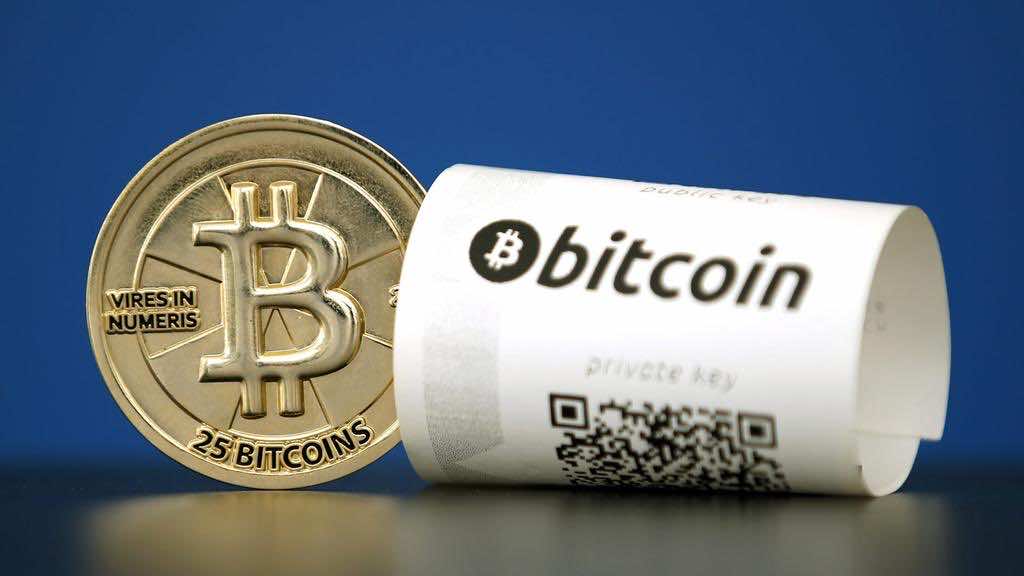 "بيتكوين" تقترب من أعلى مستوى لها وتقفز إلى 18.3 ألف دولار