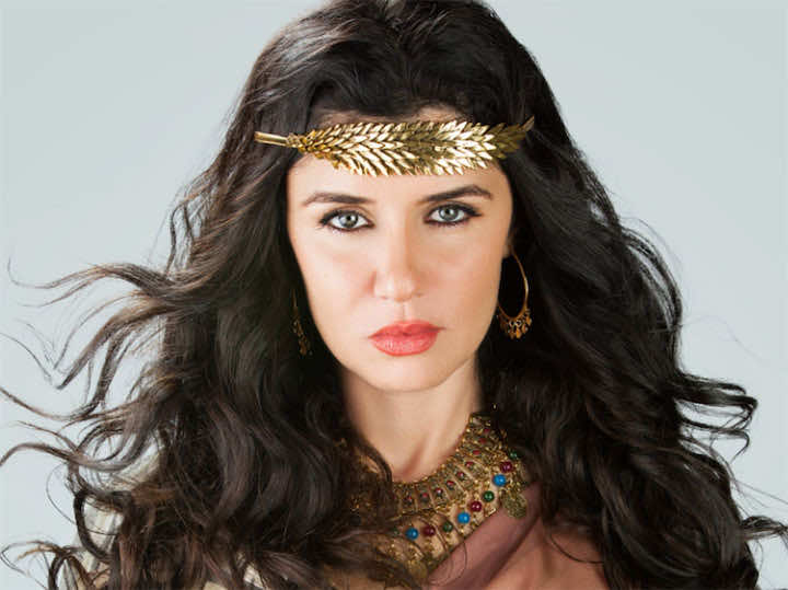 غادة عادل تنفي طلاقها وتظهر مع زوجها - صورة