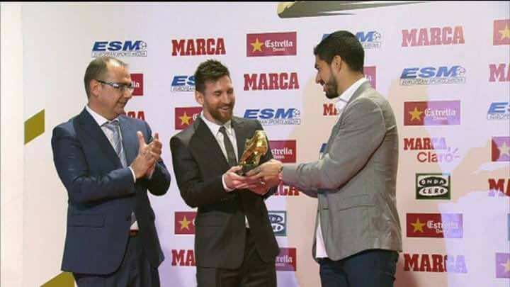 سواريز يسلم ميسي جائزة الحذاء الذهبي