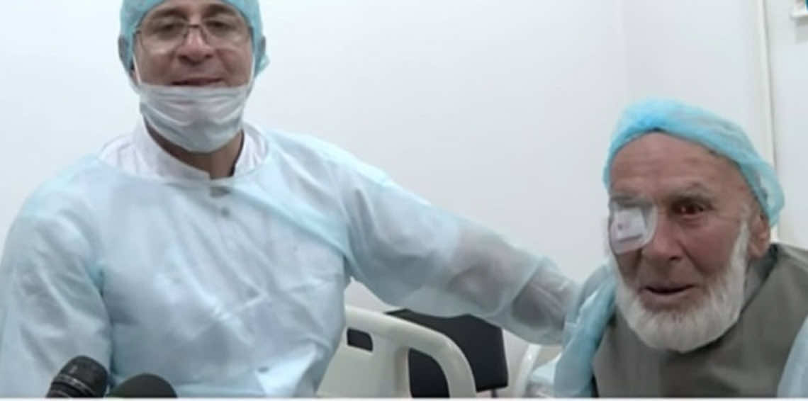 رجل في ال121 من العمر يستعيد بصره  لقراءة القرآن- فيديو