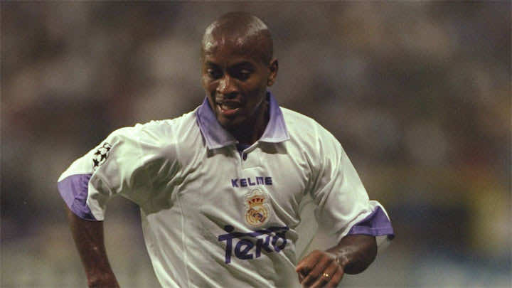 لاعب ريال مدريد سابقا والبالغ من العمر 43 سنة يعلن اعتزاله