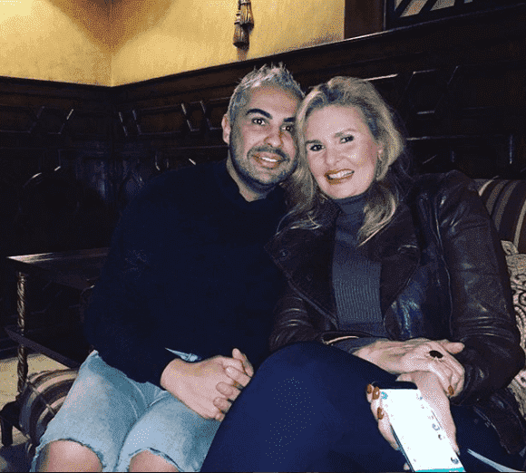 دوك صمد" يُقبل النجمة العربية يسرا ويقول لها أحبك! - فيديو"