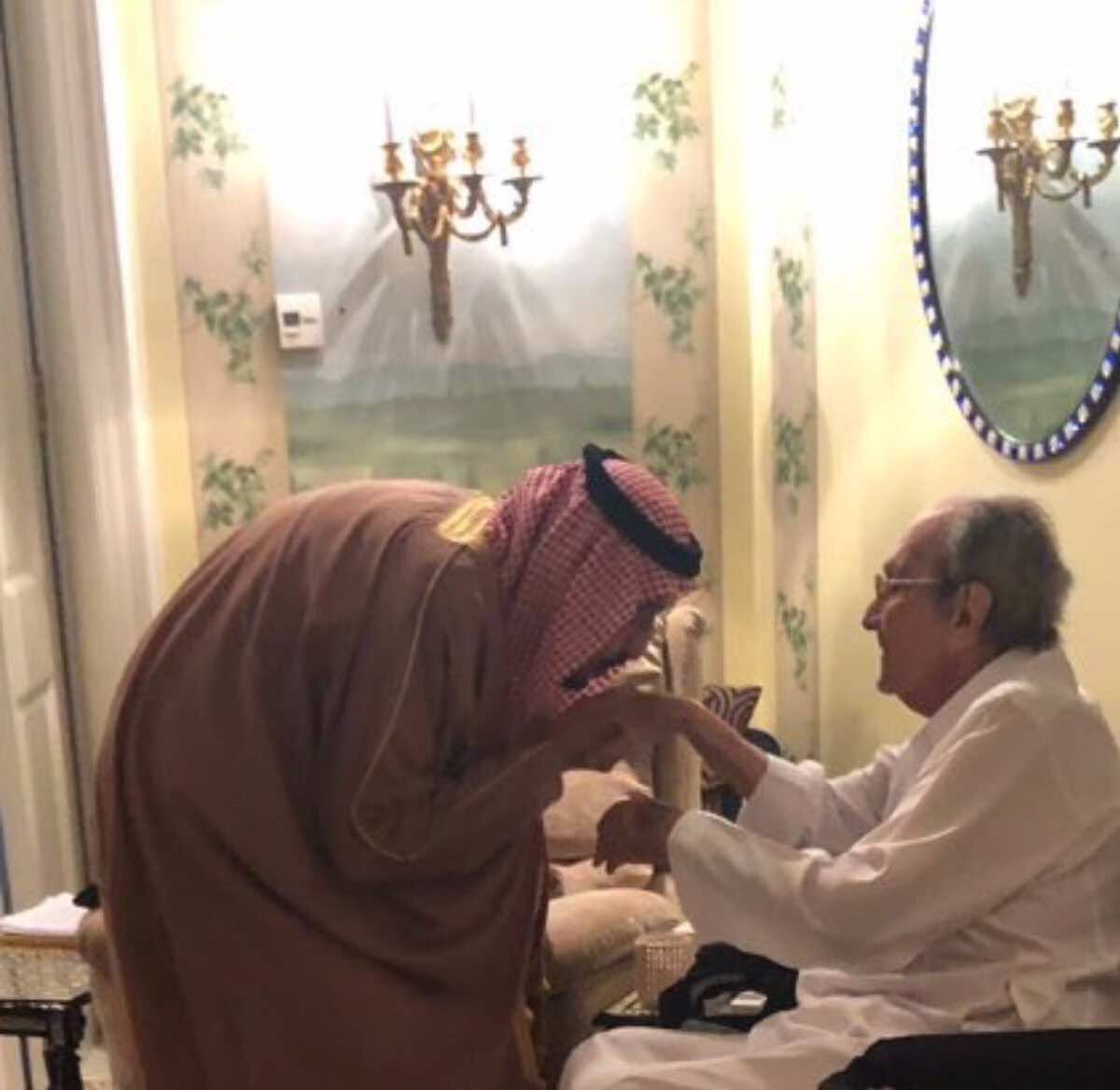 العاهل السعودي ينحني لتقبيل يد أب الوليد بن طلال -صورة