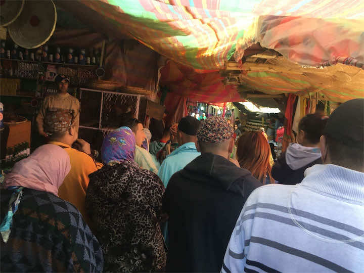مشاهد صادمة من موسم "سيدي علي بنحمدوش"..ذبائح وبخور ومناجاة ل"حفرة"!- صور وفيديو
