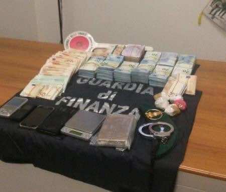 حجز مخدرات و140مليون سنتيم مخبأ بمخدات لدى مغربي بإيطاليا
