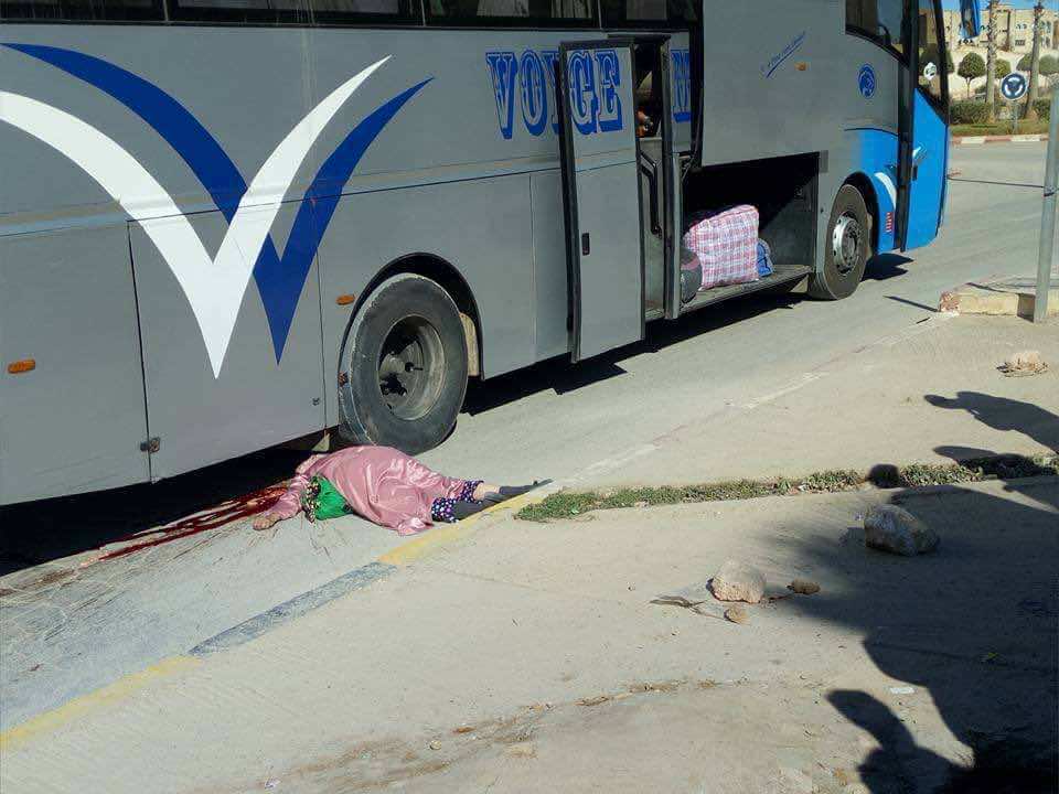مروع.. مصرع امرأة تحت عجلات حافلة لنقل المسافرين - صور