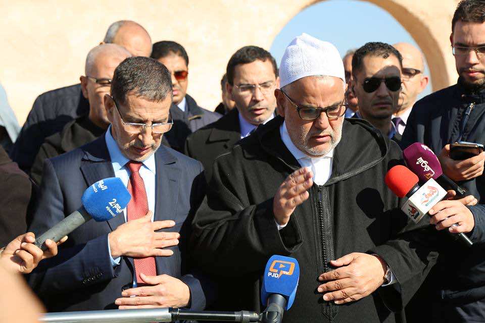 أمام قبر "بها"..ابن كيران يلقي "خطبة وداع" البيجيدي- صور