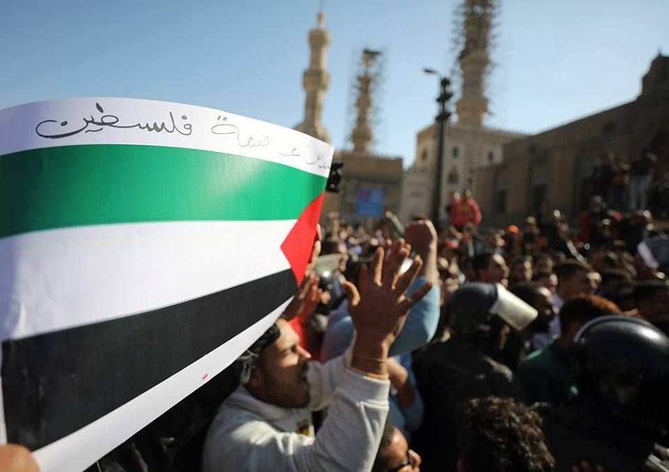 الغازات المسيلة للدموع لتفريق لبنانيين متضامنين مع القدس ضد ترامب