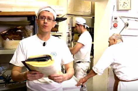 إيطاليا..مغربي يصنع أكبر كعكة "بانيتوني" في العالم