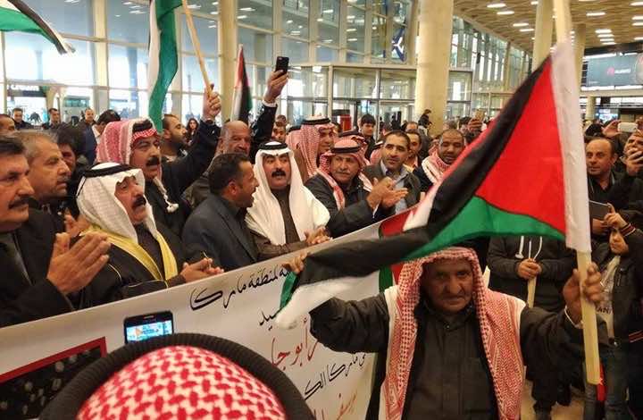 استقبال حاشد لطيار أردني أَبْلَغَ المسافرين أنه سيحلق بهم فوق “القدس العاصمة الأبدية لفلسطين” - فيديو-