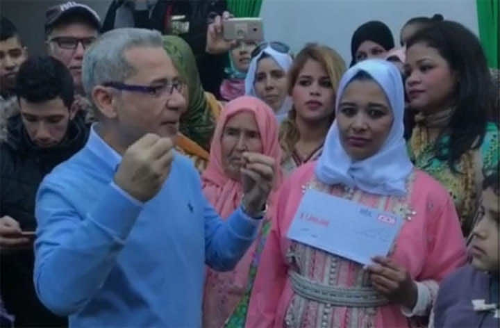 مصطفى الأغا يسلم بائعة متجولة مغربية شيكا بقيمة مليار سنتيم - فيديو