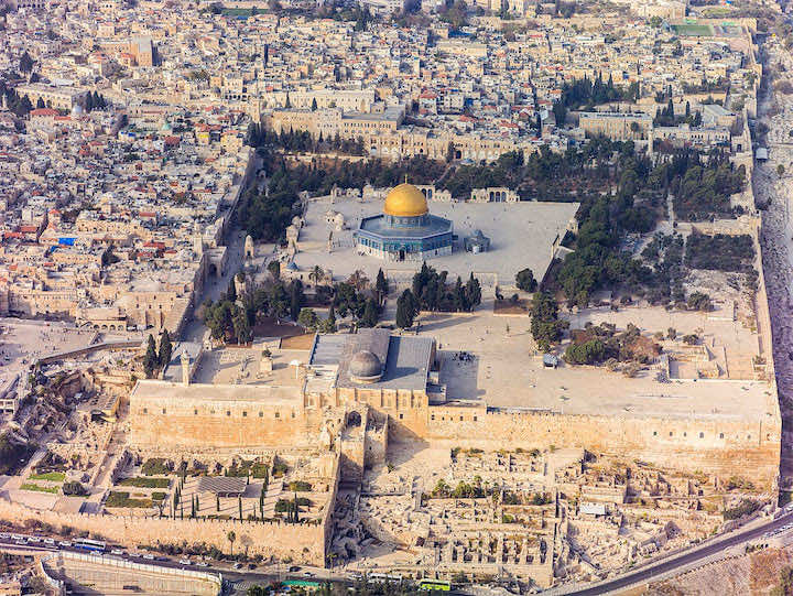 الاحتلال يحرم مئات الآلاف من الفلسطينيين من أداء صلاة عيد الفطر اليوم الجمعة في المسجد الأقصى