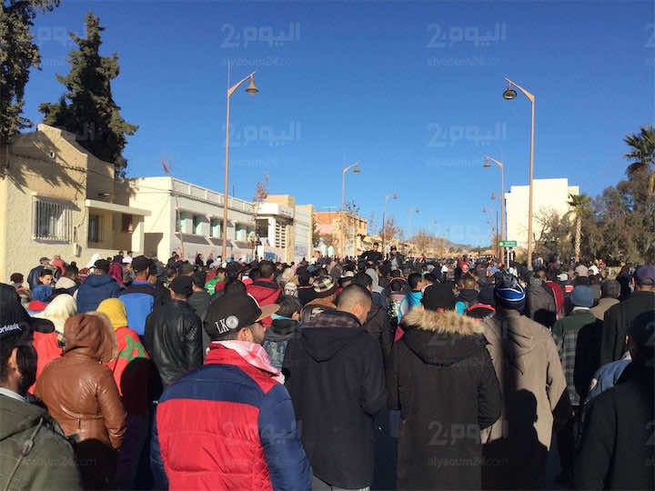 بعد الدفن.. جرادة ترفع شعار "الشعب يريد بديلا اقتصاديا" - صور