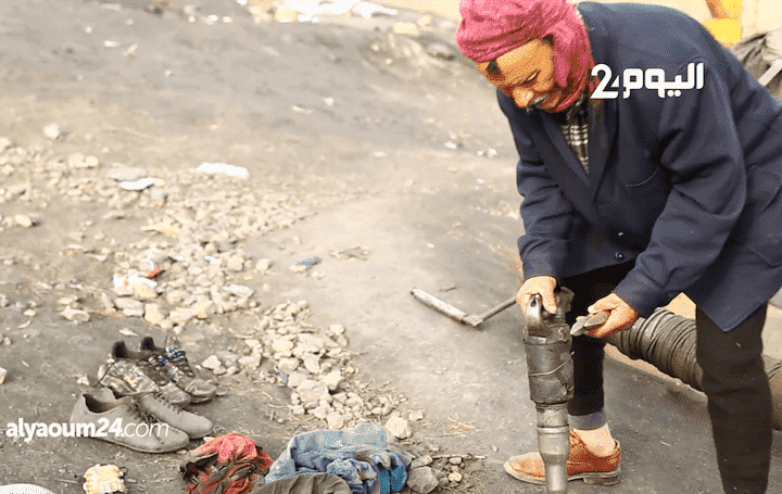 مشاهد تدمي القلب.. تركة "شهيدي الفحم" ملابس وأحذية! - فيديو